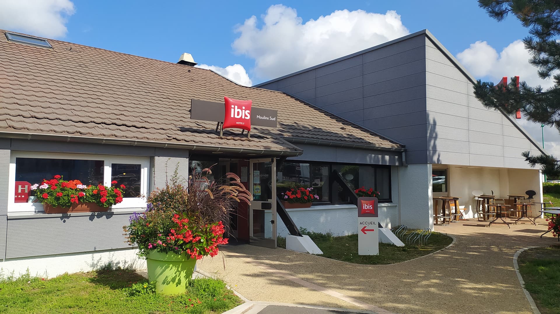 ibis Moulins South
