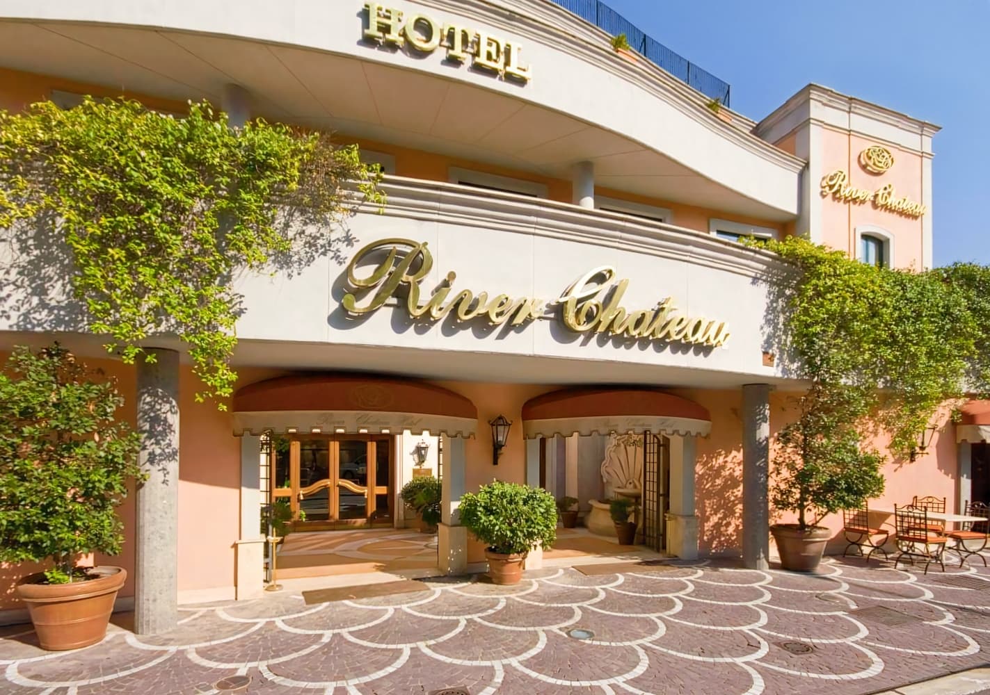 River Chateau Hotel