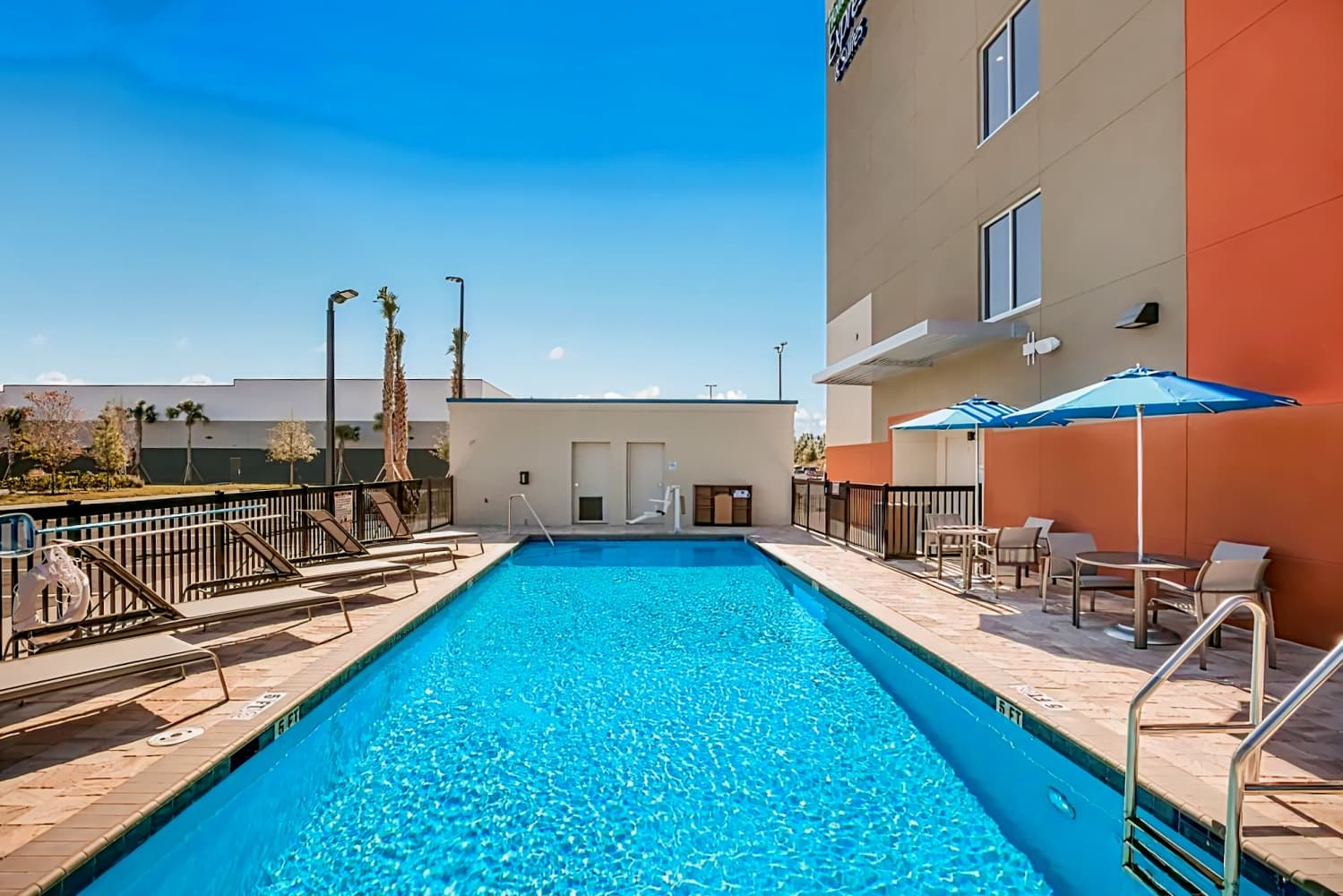 Holiday Inn Express & Suites - Jacksonville - Town Center