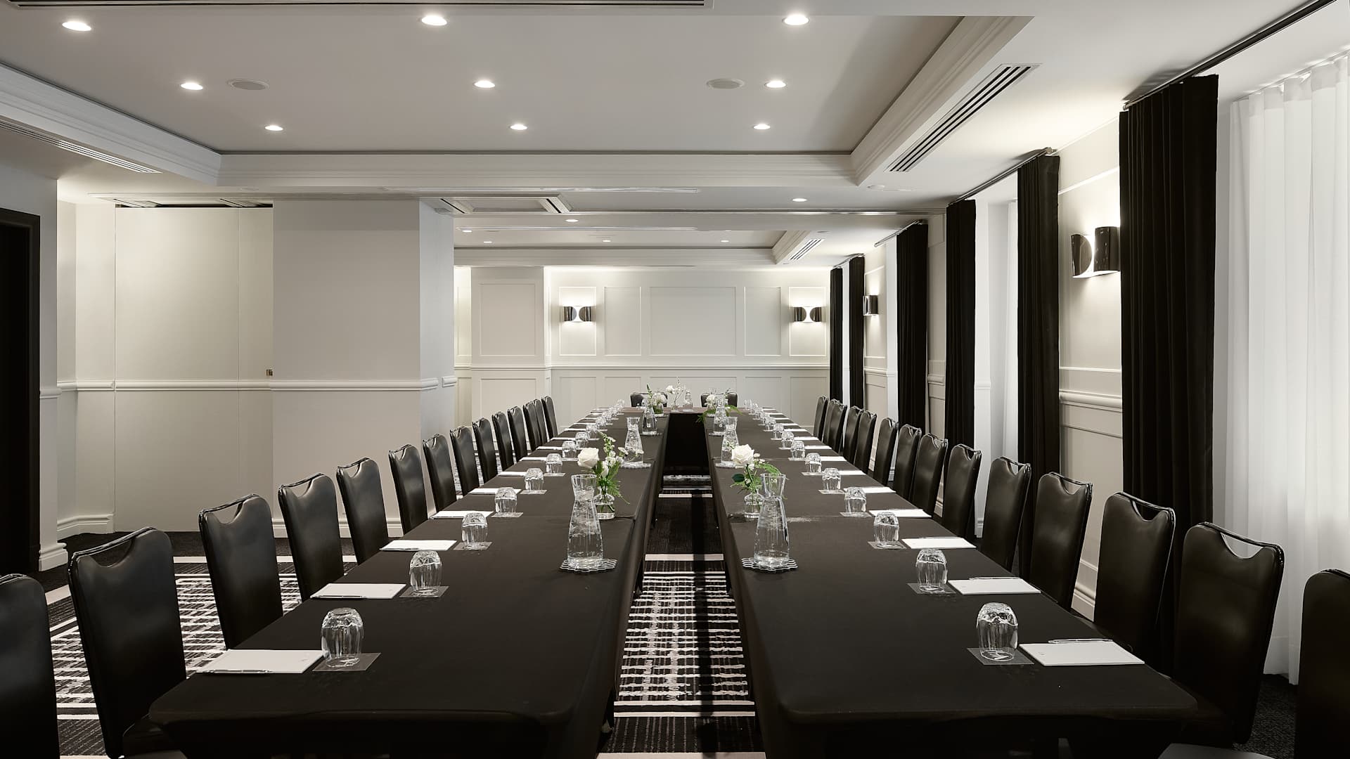 Vogue Hotel Montreal Downtown, Curio Collection by Hilton