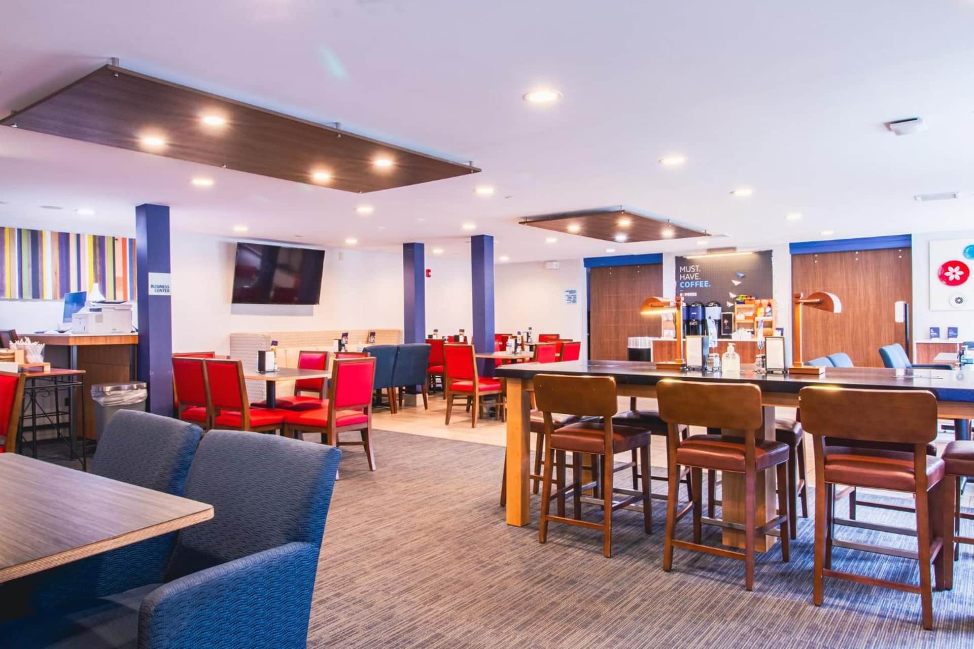 Holiday Inn Express & Suites - Lincoln East - White Mountains, an IHG Hotel