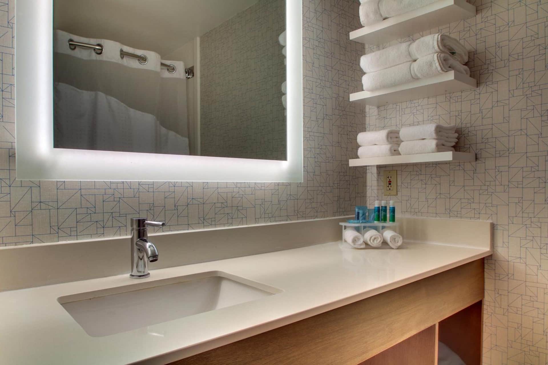 Holiday Inn Express & Suites - Lincoln East - White Mountains, an IHG Hotel