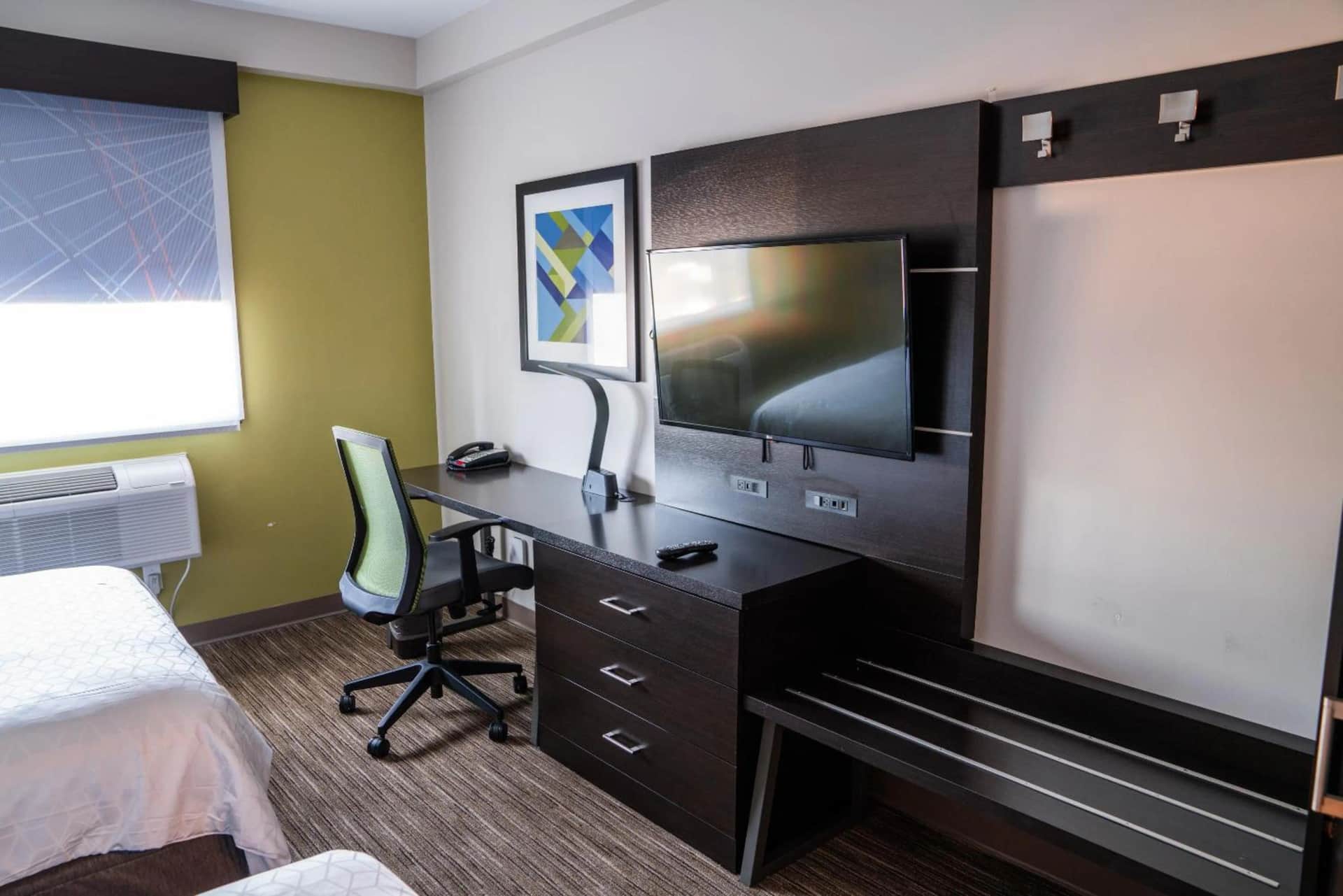 Holiday Inn Express Maspeth, an IHG Hotel