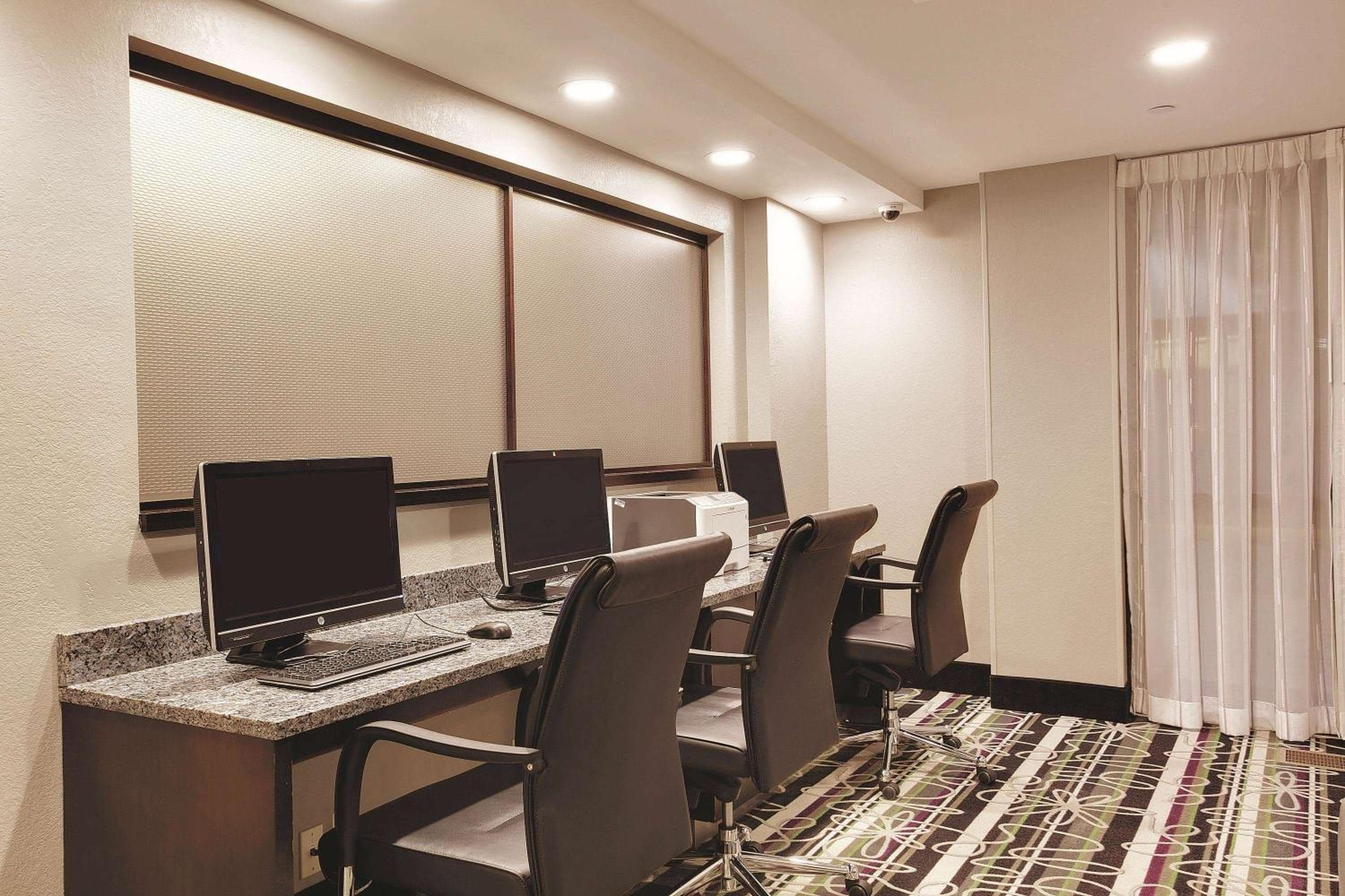 La Quinta Inn & Suites by Wyndham Detroit Metro Airport