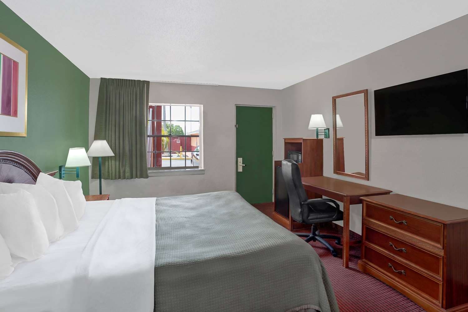 Howard Johnson by Wyndham Ft. Myers FL