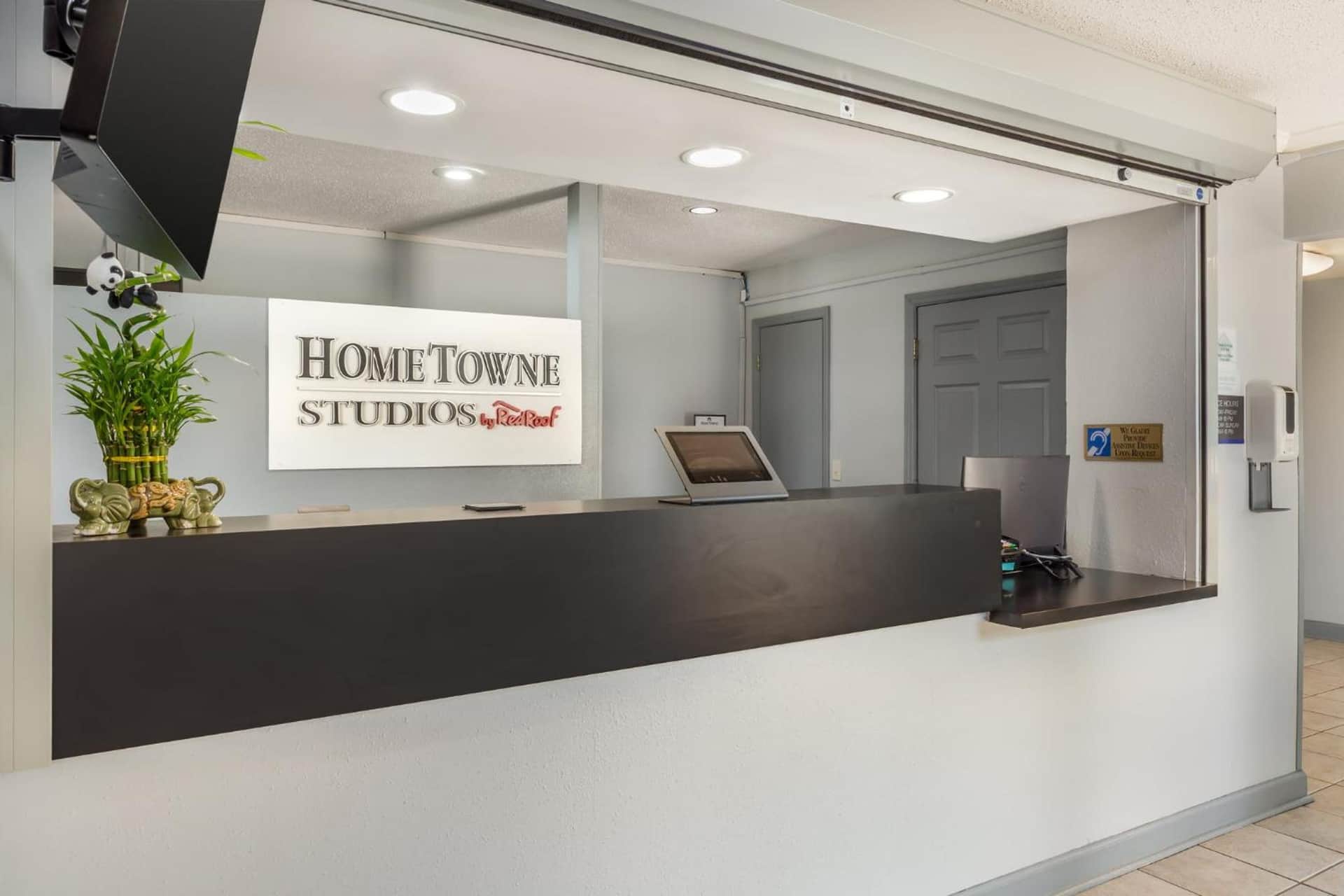 HomeTowne Studios & Suites by Red Roof Greensboro