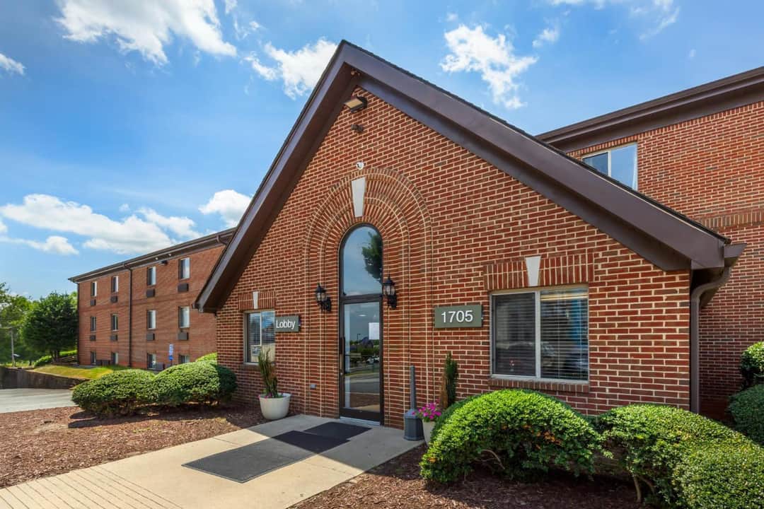 HomeTowne Studios & Suites by Red Roof Greensboro