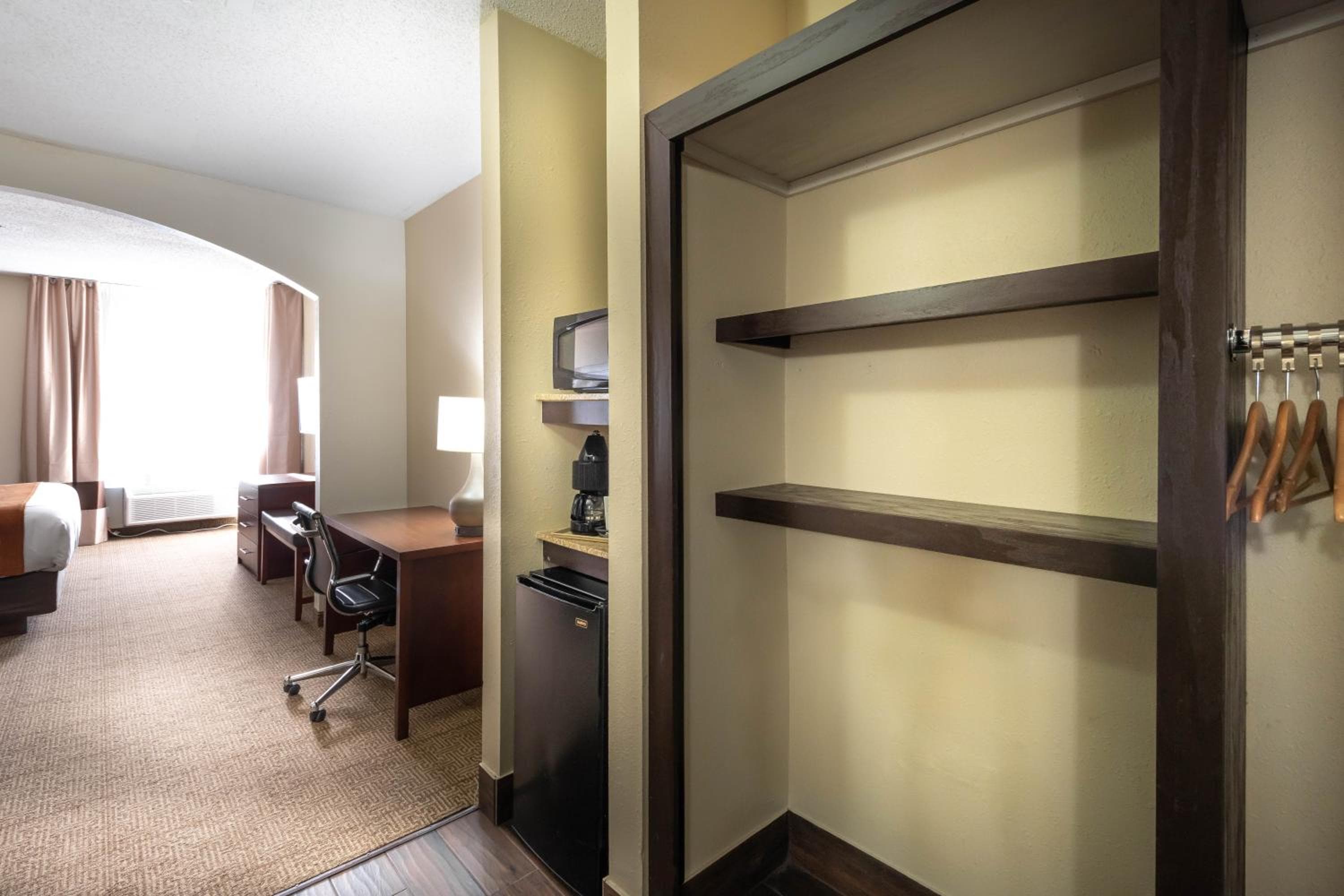 Comfort Inn & Suites Love Field-Dallas Market Center