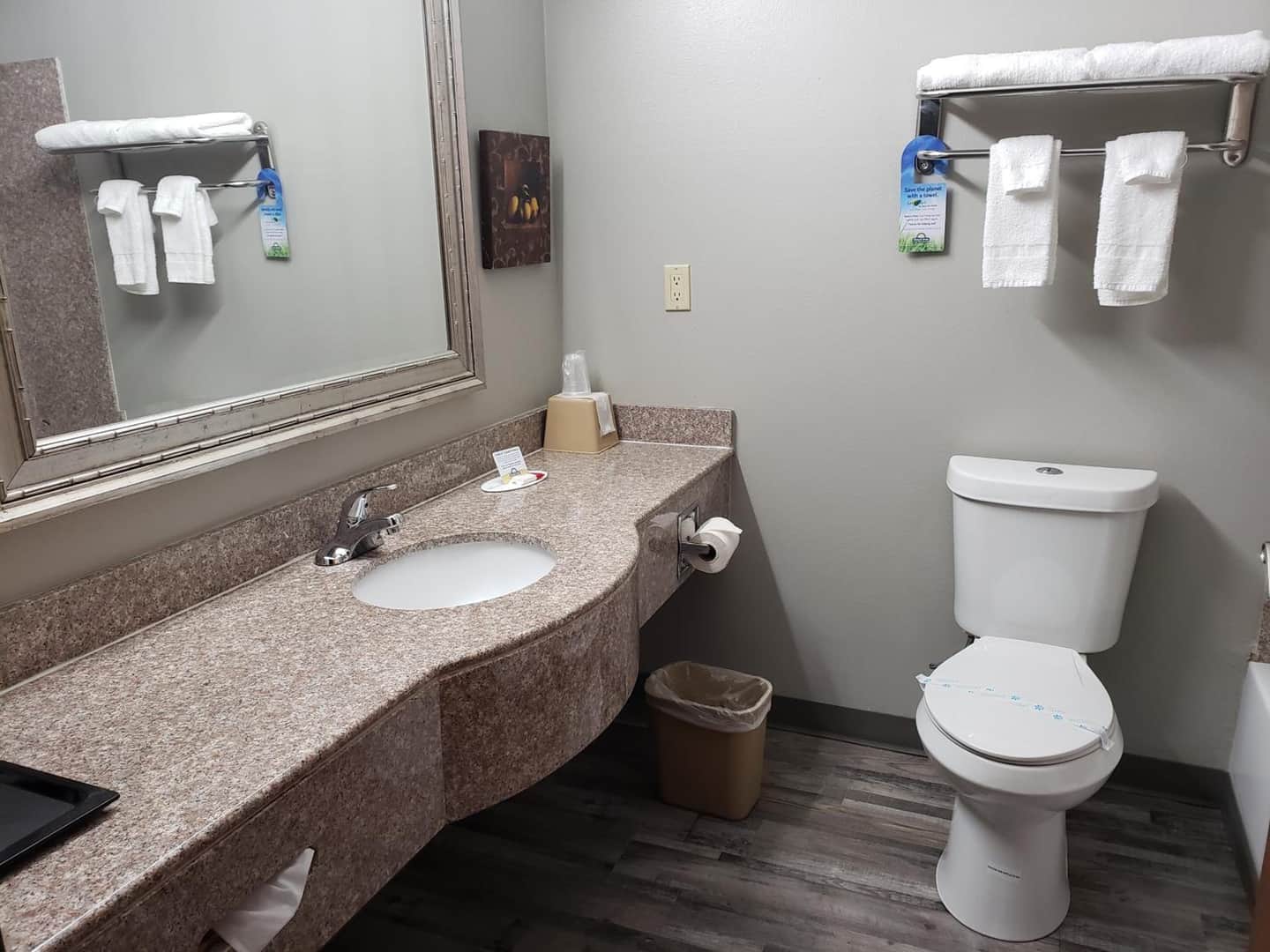 Days Inn & Suites by Wyndham Cleburne TX