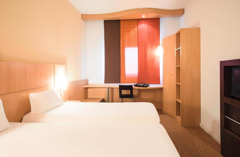 ibis Como